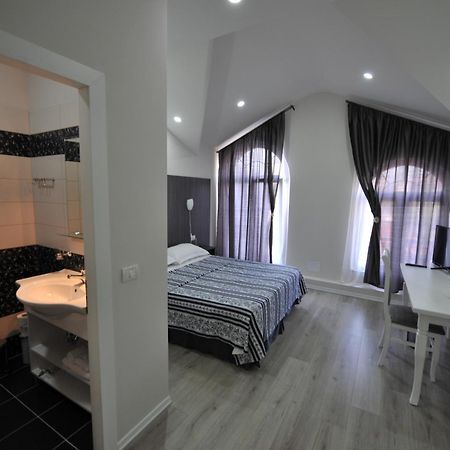 Rose Garden Hotel Shkoder Exterior photo